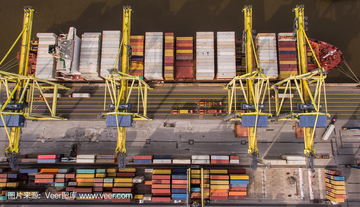 集装箱船在港口卸货的俯视图